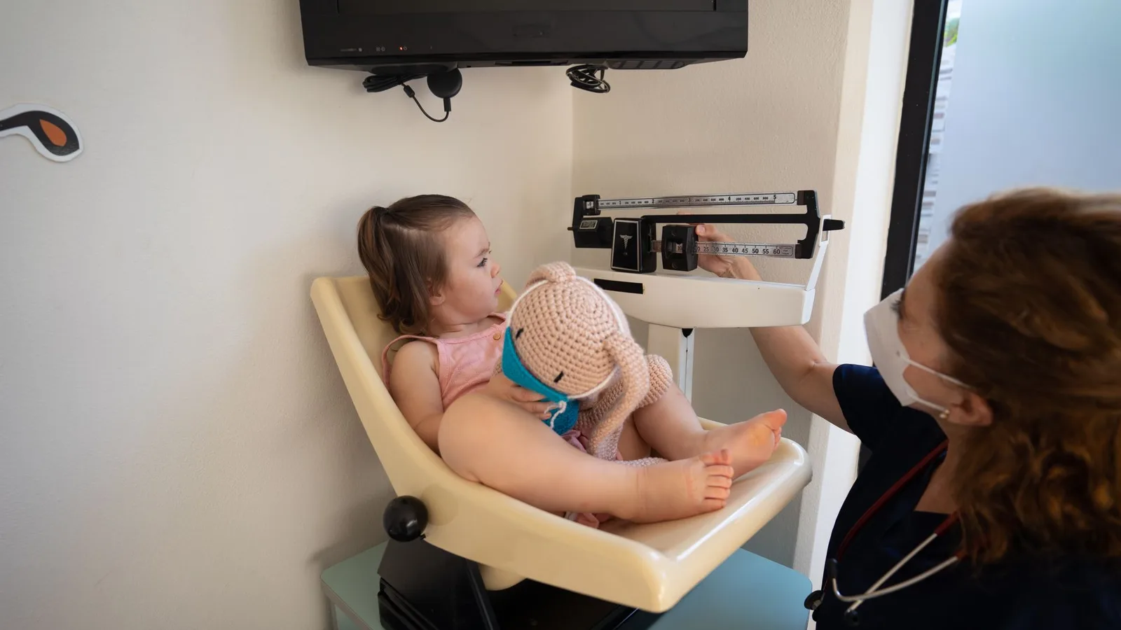 Bebê sorrindo durante avaliação visual em consultório oftalmológico