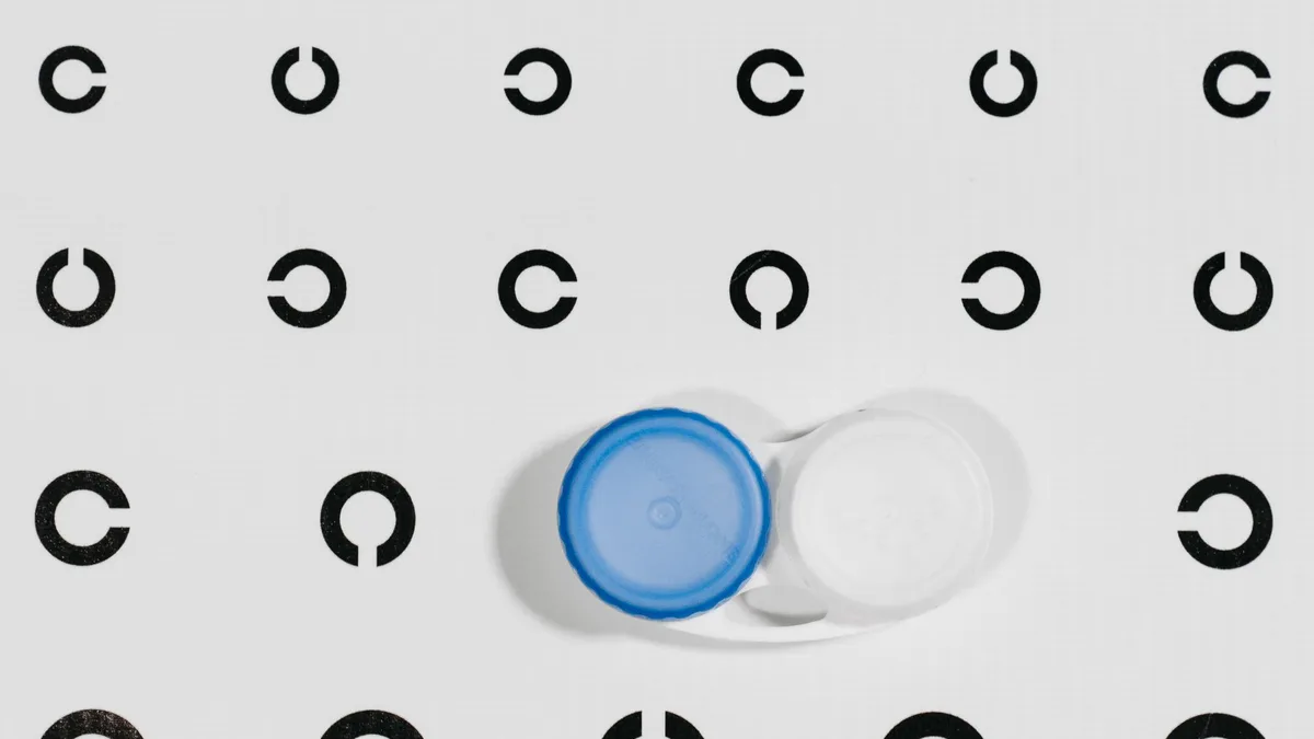 Óculos e lentes de contato sobre a mesa em consultório de ótica