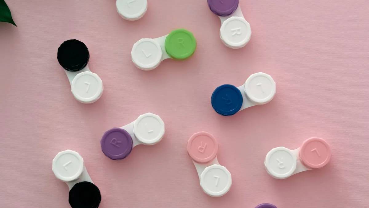 Lentes de contato coloridas em estojos, com diferentes tons de íris