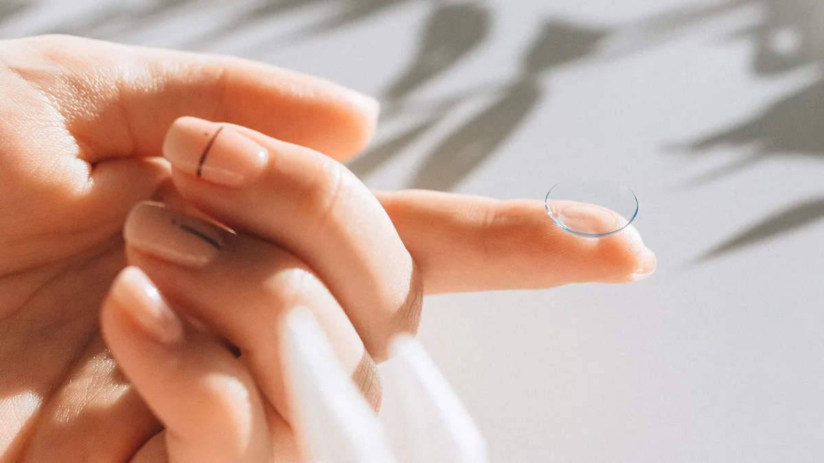 Lente de contato tórica e esférica lado a lado, destacando design para astigmatismo