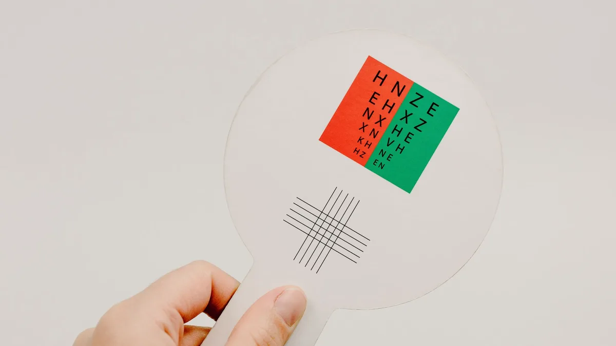 Cartão de teste visual com letras em fundo vermelho e verde