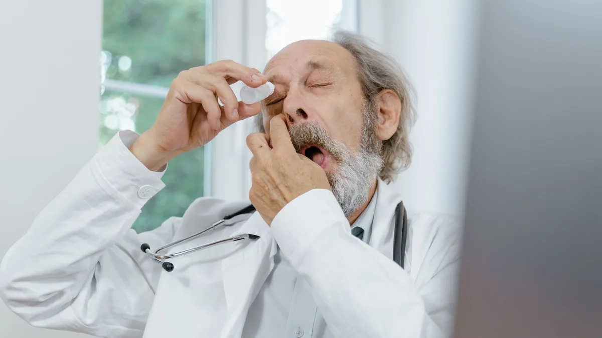 Médico aplicando cuidado ocular em paciente