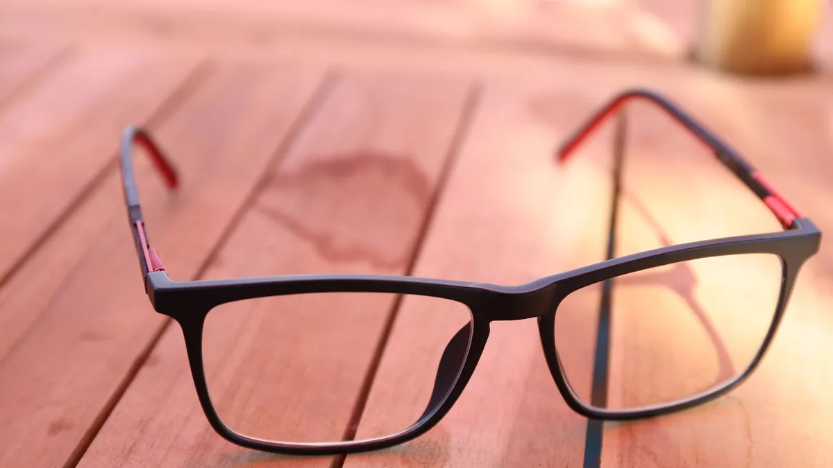 Armação de acetato com padrão tartaruga e textura polida em primeiro plano