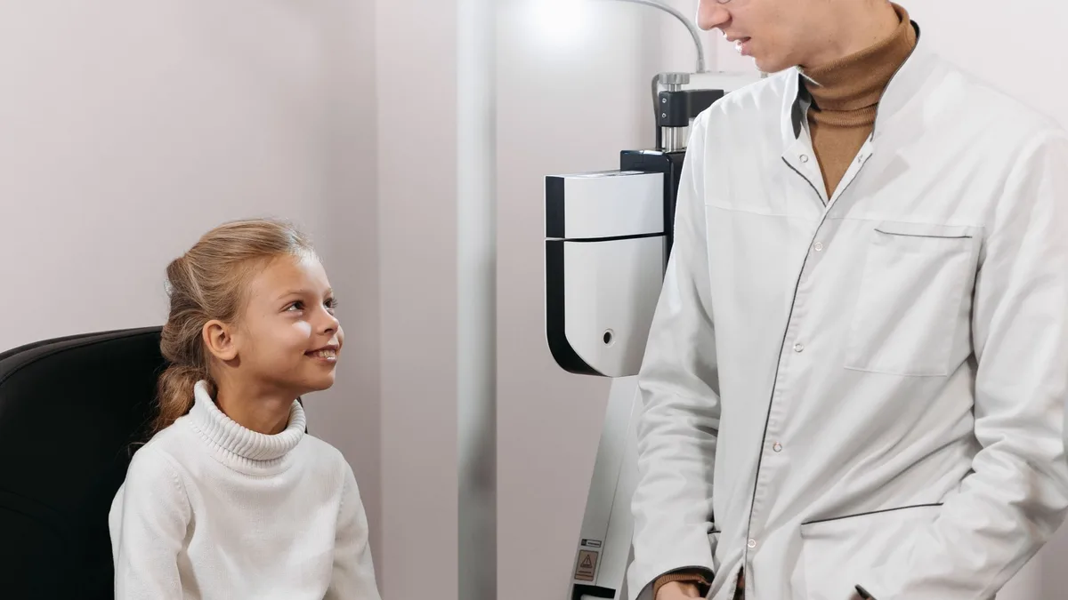 Óculos infantil com armação colorida e tampão adesivo