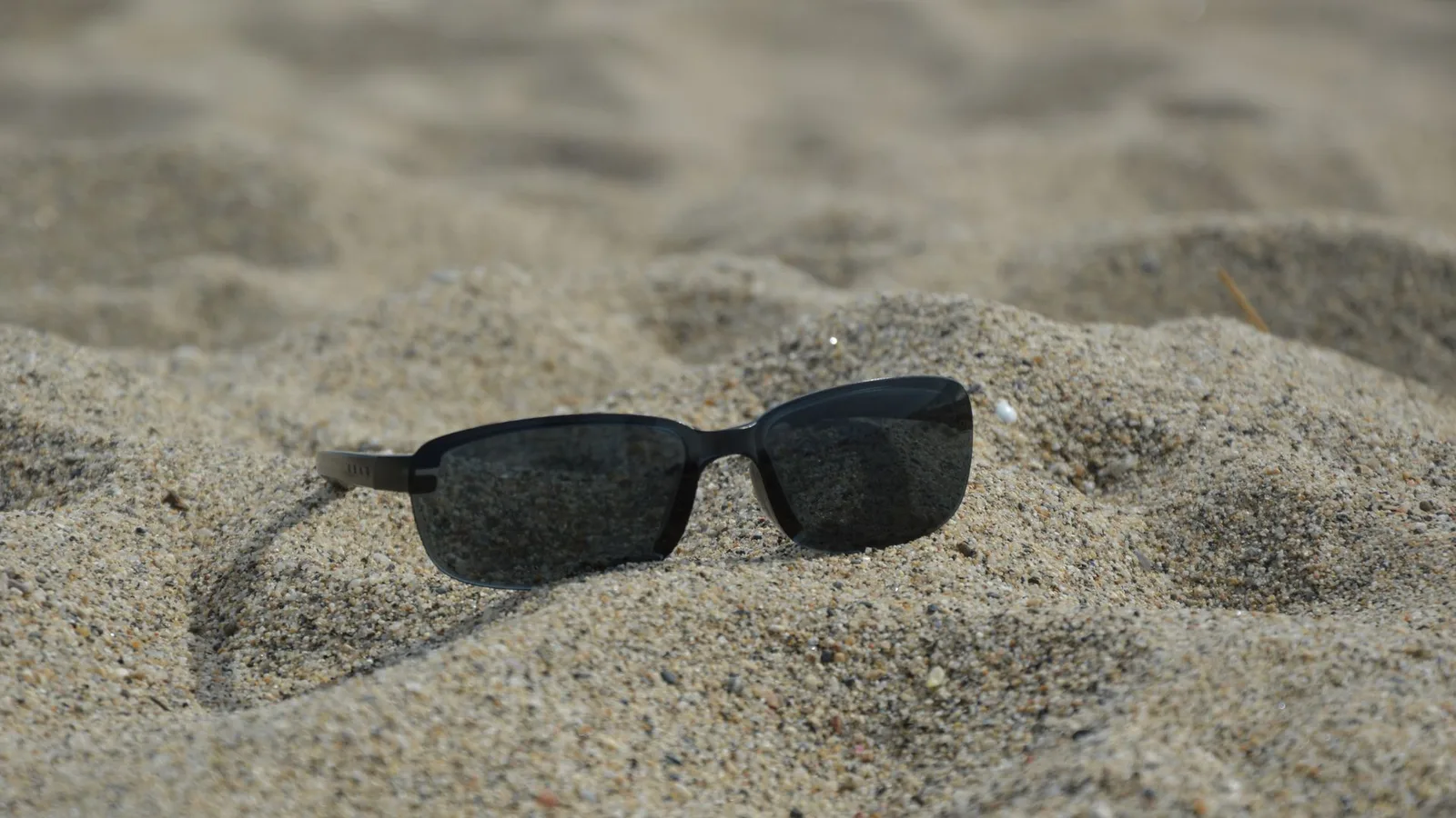 Óculos de sol com proteção UV na praia de Fortaleza sob sol forte