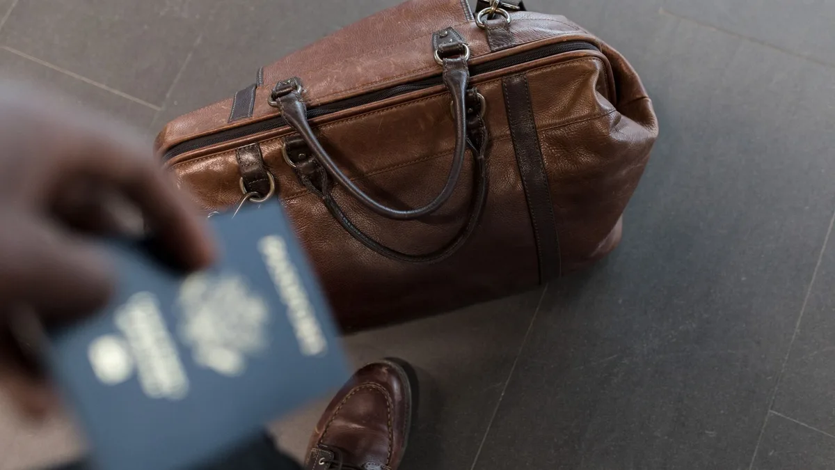Par de óculos reserva em estojo rígido separado de mala de viagem