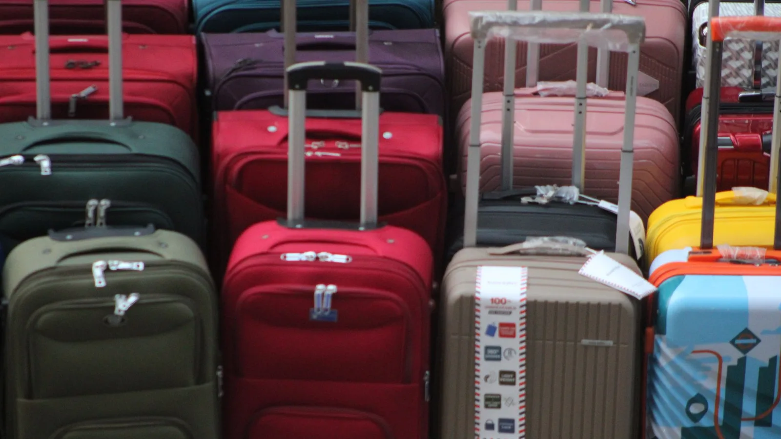 Óculos de grau dentro de estojo rígido ao lado de passaporte e mapa de viagem