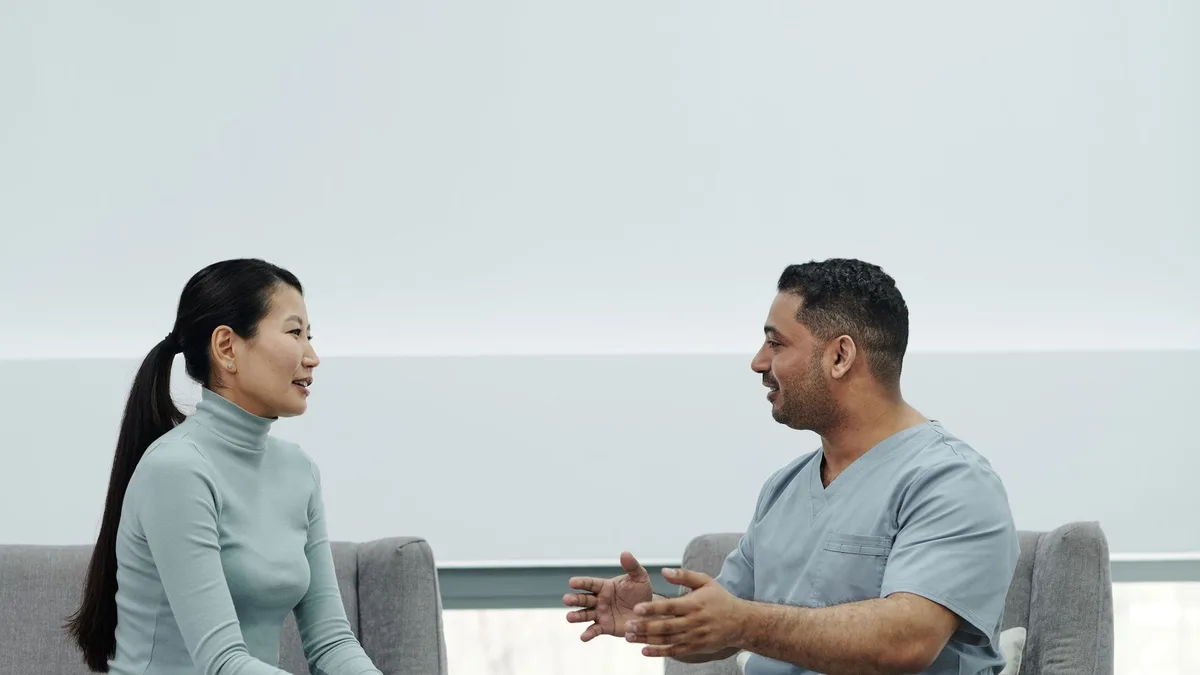Oftalmologista conversando com paciente sobre sintomas